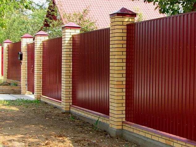 Красивый забор для частного дома из профнастила с кирпичными столбами