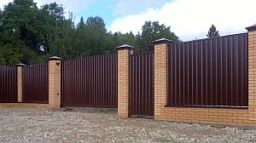 Секционный забор из профлиста высота 3 метра